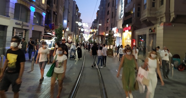 İstiklal Caddesi ve Taksim Meydanı’nda koronavirüs tedbirleri unutuldu