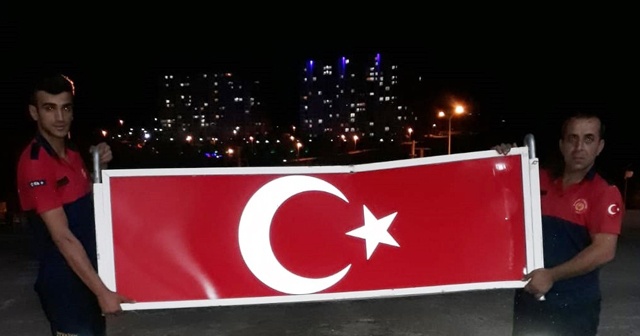 İtfaiye ekipleri Türk bayrağını yerde bırakmadı