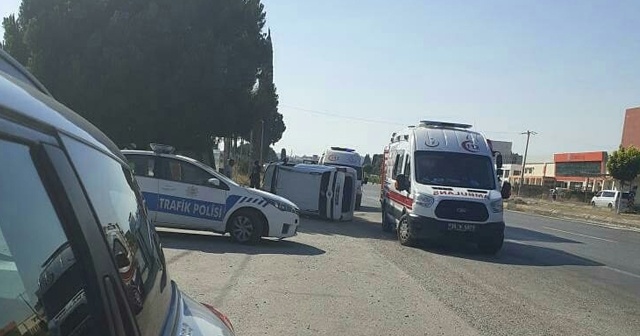 İzmir&#039;de otomobil otobüs durağına daldı: 1 ölü