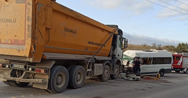 Kamyon ile işçi servisi kafa kafaya çarpıştı: 5 yaralı