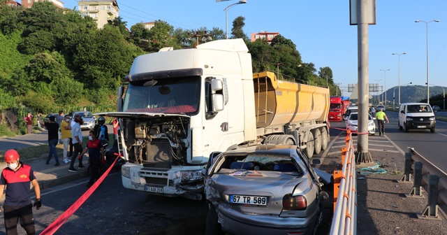 Kamyonun altına giren otomobil metrelerce sürüklendi