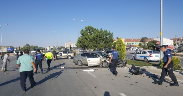 Karaman&#039;da iki otomobil çarpıştı