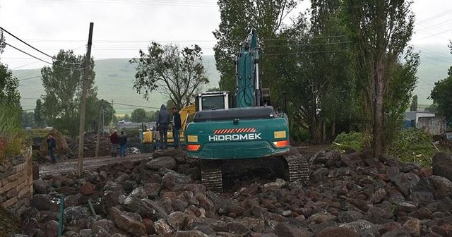 Kars ve Ağrı'da hasara neden olan selin yaraları sarılıyor