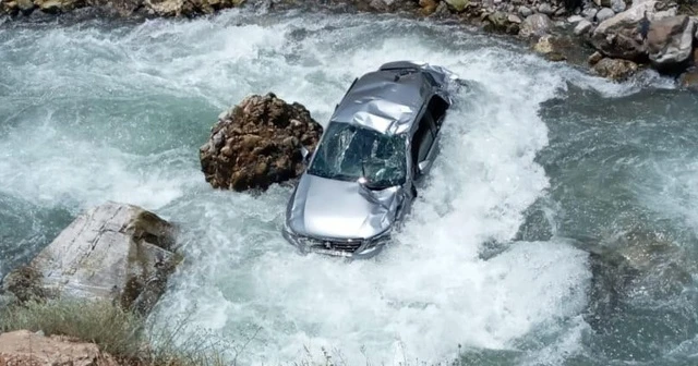 Karşı yönden gelen araca yol vermek isterken çaya yuvarlandı