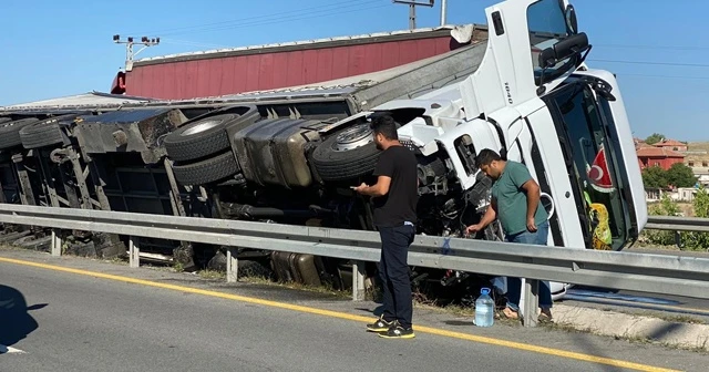 Karton yüklü tır yan yattı
