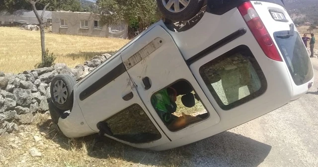 Kaş'ta kontrolden çıkan araç duvara çarptı