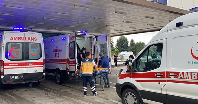 Kontrolden çıkan araç kaldırımdaki anne ve çocuklarına çarptı