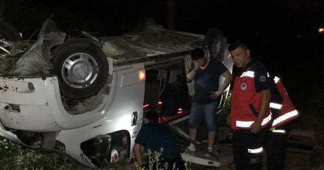 Kontrolden çıkan servis aracı yol kenarına uçtu: 3 yaralı