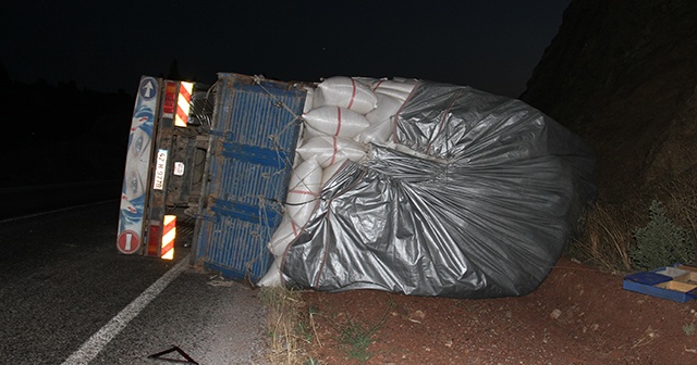 Konya&#039;da saman yüklü kamyon devrildi: 2 yaralı