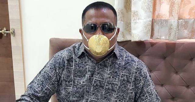 Korona virüse karşı altın maske takıyor