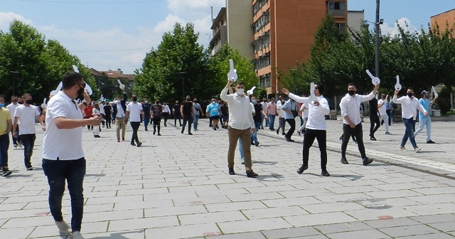 Kosova&#039;da restoran ve kafe sahiplerinden anahtarlı protesto