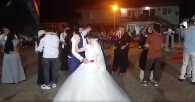 Köy düğününde sosyal mesafe hiçe sayıldı