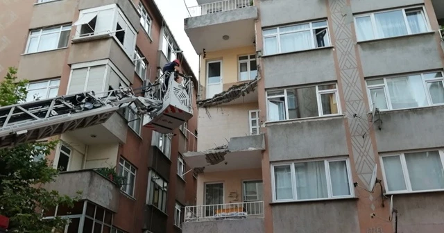 Küçükçekmece'de bir binanın balkonun bir kısmı çöktü