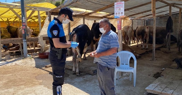 Kurban pazarında polisten korona virüs uyarısı