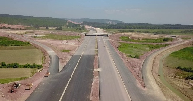 Kuzey Marmara Otoyolunun Sakarya kesiminde asfalt serim işlemleri sürüyor