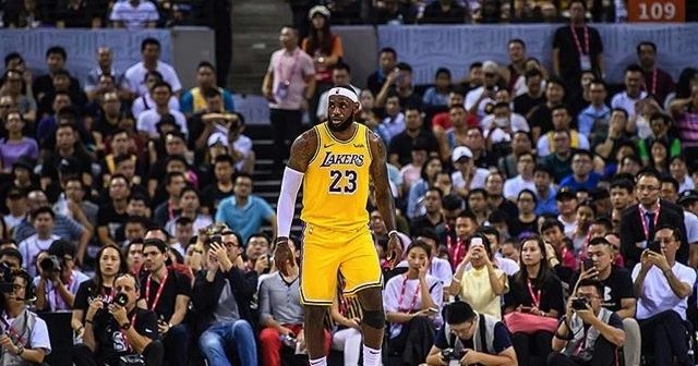 LeBron James'in oyuncu kartı rekor bedelle satıldı
