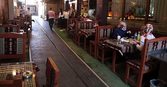 Lokanta, kafe ve kıraathane gibi iş yerlerinin çalışma saatlerine yönelik kısıtlama kaldırıldı