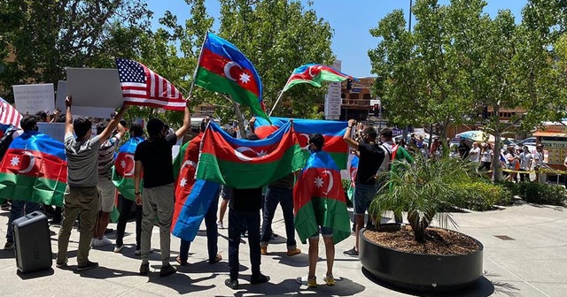 Los Angeles&#039;ta Ermeniler Azerbaycanlı göstericilere saldırdı