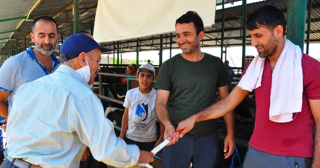 Manisa’da korona virüse karşı fırça ile kurban pazarlığı