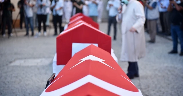 Mersin'de devrilen otobüste şehit olan 4 asker için tören