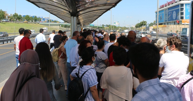 Metrobüste bayram arifesinde korkutan manzara