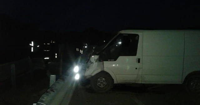 Minibüs bariyerlere çarptı: 1 ölü, 1 yaralı