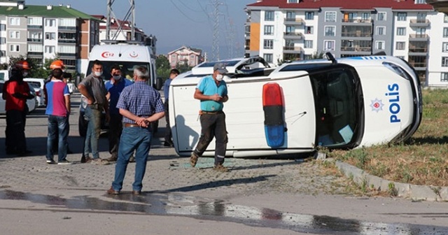 Minibüsle çarpışan polis aracı devrildi: 3 yaralı