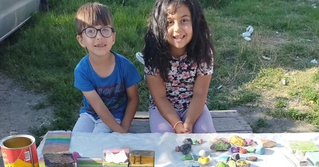 Minikler dondurma almak için boyadıkları taşları tezgahta satmaya çalıştı