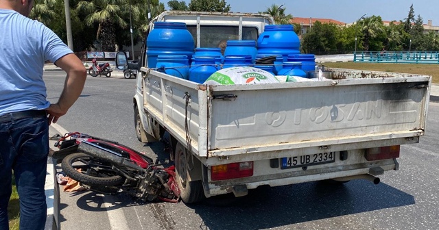 Motosiklet kamyonetin altına girdi: 2 yaralı