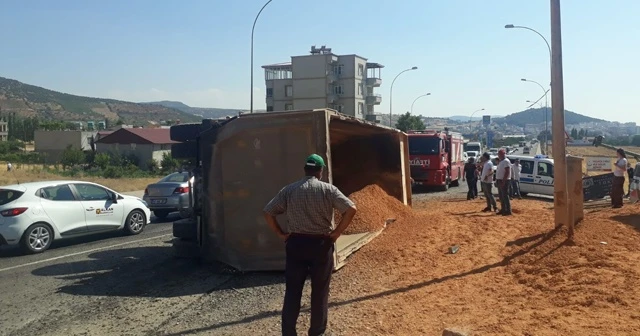 Mucur yüklü kamyon yayaların üzerine devrildi: 1 ölü