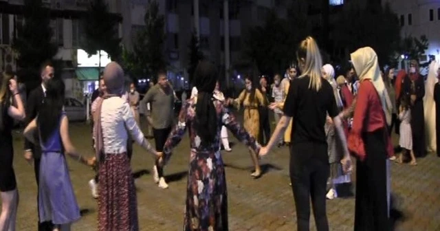 Ölümüne halay, sosyal mesafeyi unuttular