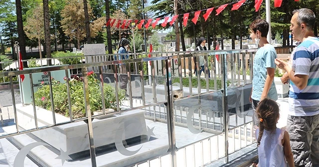 Ömer Halisdemir'in mezarı ziyaretçilerini ağırlıyor