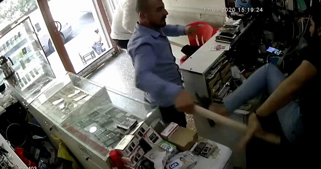 Önce telefonları incelediler, ardından esnafa saldırdılar