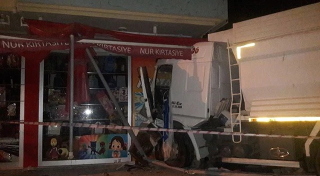Ordu'da kamyon iş yerine girdi
