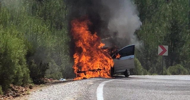 Ormanlık alanda araç alev alev yandı