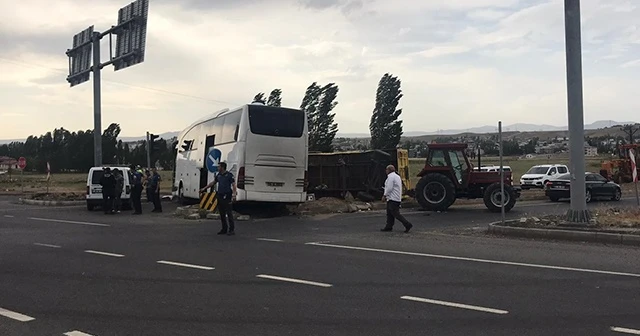 Otobüs ile traktör çarpıştı: Yaralılar var