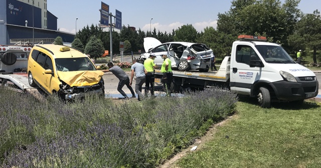 Otomobil ile ticari taksi çarpıştı: 1 ölü, 5 yaralı