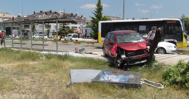 Otomobil otobüs durağına daldı: 2 yaralı