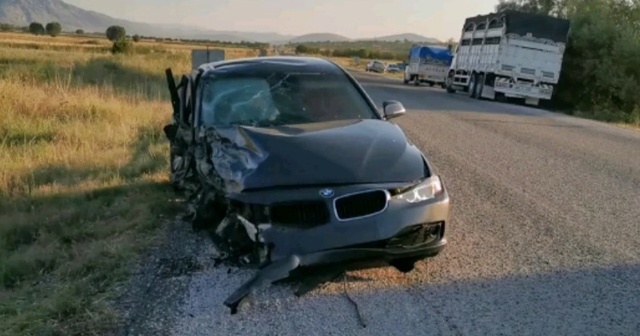 Otomobillerin hurdaya döndüğü kazada 2 kişi yaralandı