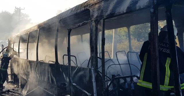 Park halindeki otobüs alev alev yandı