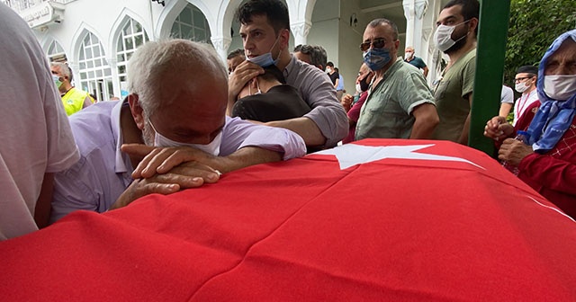 Patlamada ölen kız kardeşinin tabutuna sarılıp gözyaşlarına boğuldu