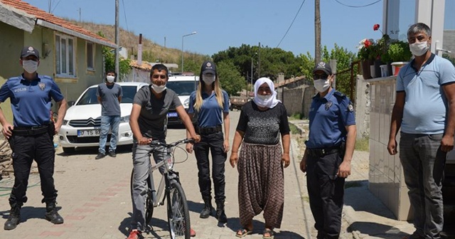 Polisler, engelli gencin çalınan bisikletinin yerine yenisini aldı