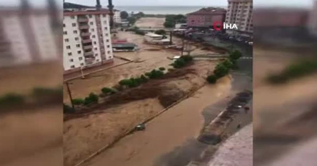 Rize’de ev ve iş yerlerini su bastı, araçlar suyun altında kaldı