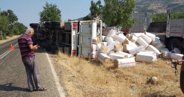 Saman yüklü kamyon devrildi