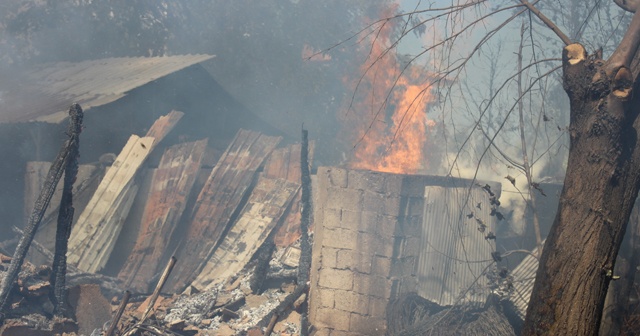 Samanlıkta başlayan yangın 3 katlı evi kül etti