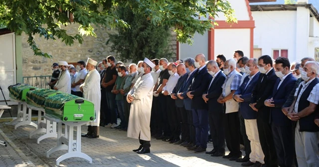 Sel sularına kapılarak ölen anne, baba ve oğul toprağa verildi