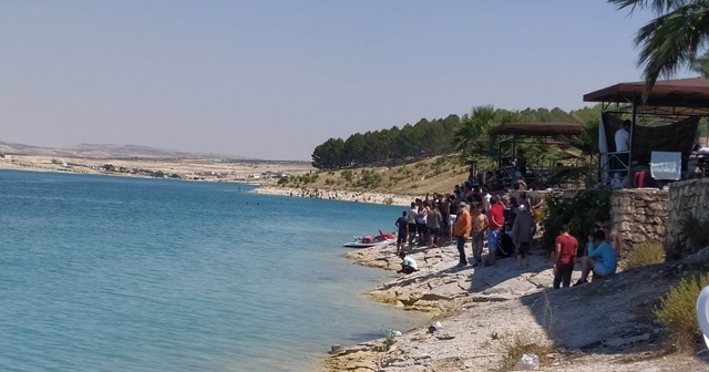 Serinlemek için girdiği baraj gölünde boğuldu