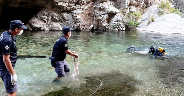 Serinlemek için girdiği derede boğuldu