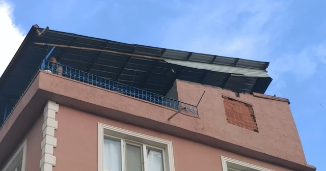 Sungurlu'da şiddetli rüzgar çatıları uçurdu, bayrak direklerini yıktı