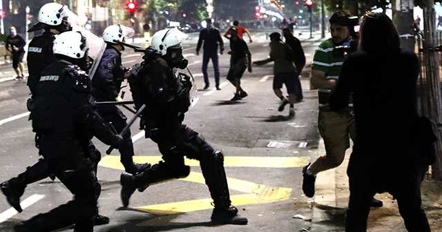 Sırbistan’da Covid-19 tedbirleri protesto edildi, hükümetten geri adım sinyali geldi